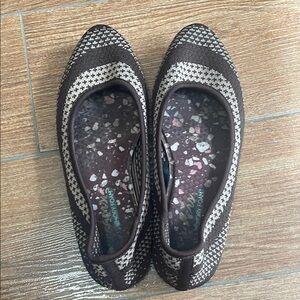 Skechers Memory Foam Women's Black and Cream Flats